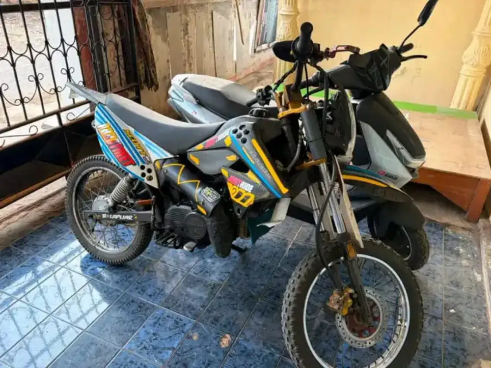 Di jual trail rc100 kondisi no minus siap pakai surat surat lengkap