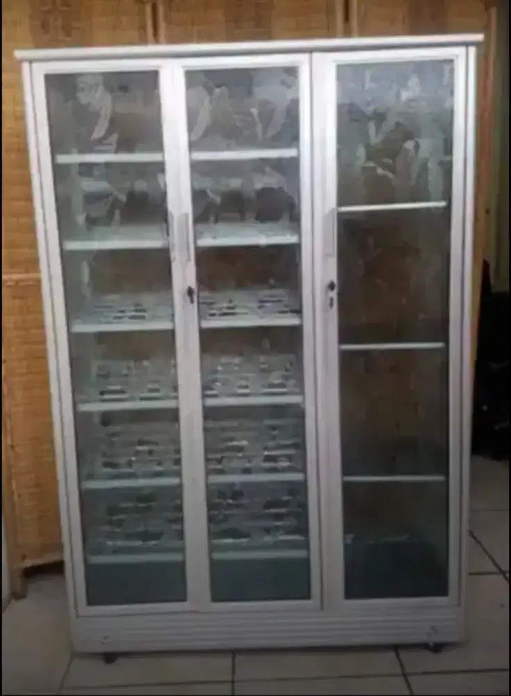 Rak Sepatu Aluminium 3 Pintu Frame Putih Kaca Es 7 Susun + Roda