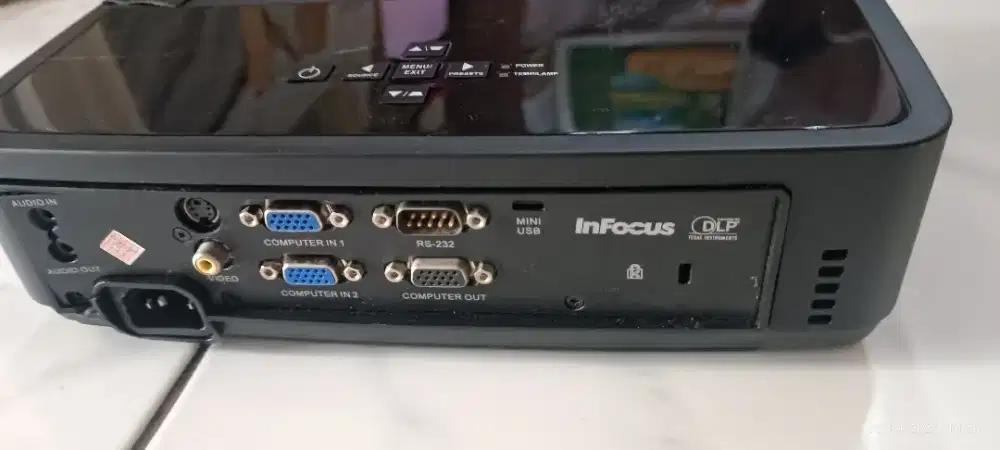 Projector Infokus