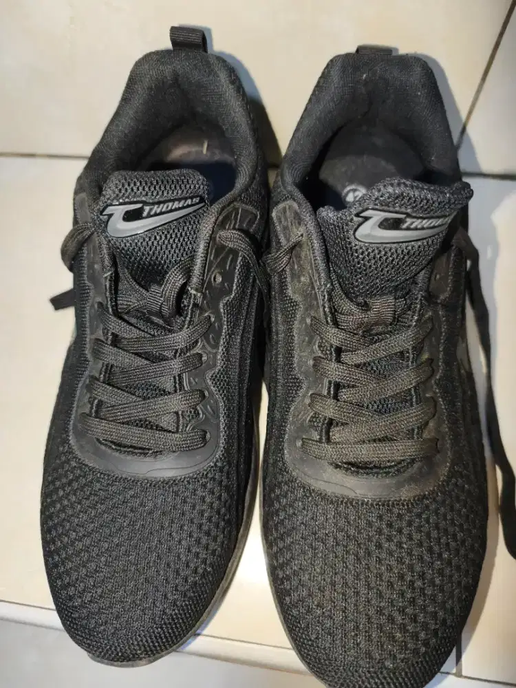 Sepatu Kets Hitam Size 42