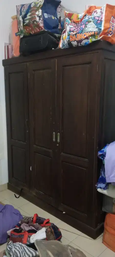 Lemari Pakaian bahan kayu jati ( lumayan tua )