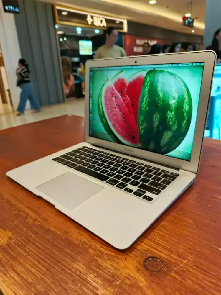 Macbook Air 13 inch 2017 intel Core i5 RAM 8 GB SSD 256 GB