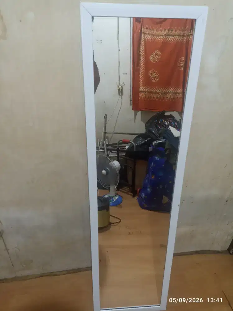 Cermin standing