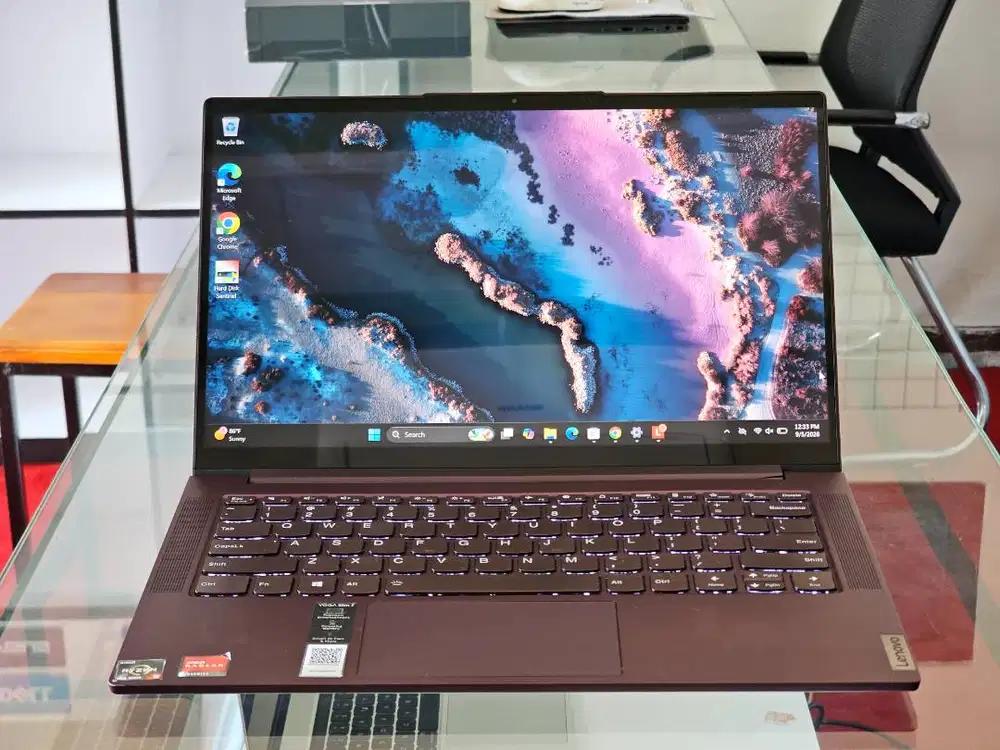 Lenovo Yoga slim 7 AMD Ryzen 5 4500 Ram 16 GB SSD 512 GB Layar Jernih