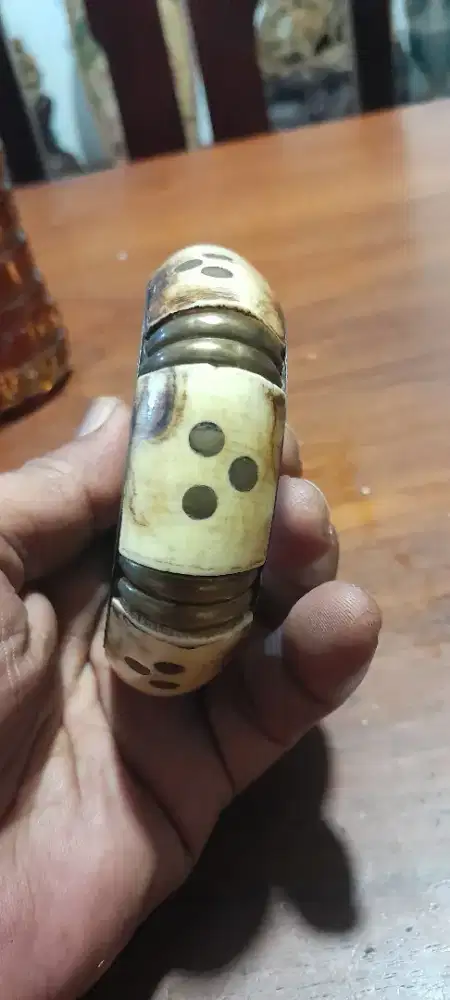 Gelang tulang kuningan