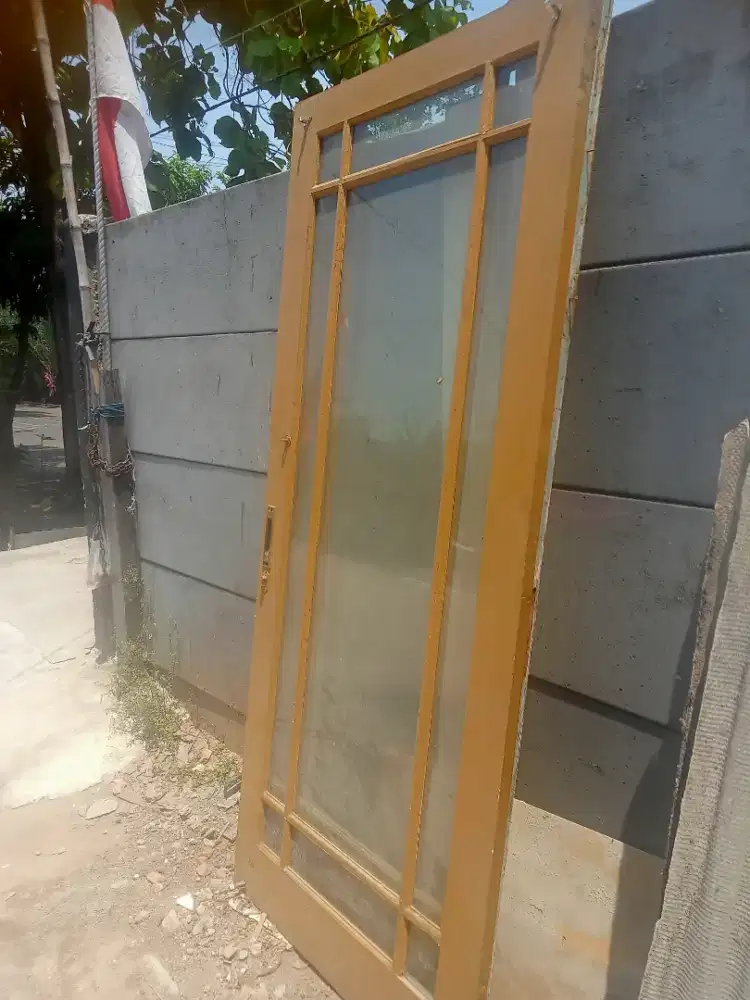 pinti kaca kayu