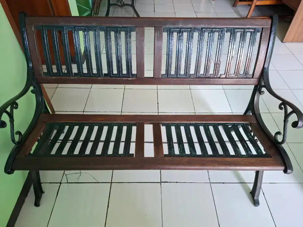 Kursi taman besi