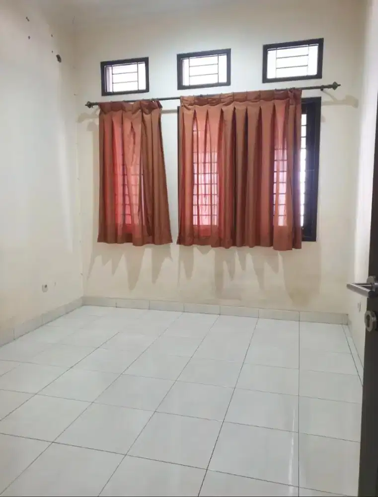 Dijual/disewakan cepat rumah nyaman di komplek Singgasana Bandung