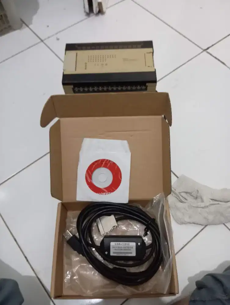plc omron cpm1A-40cdr-A-V1 + kabel usb -cif02