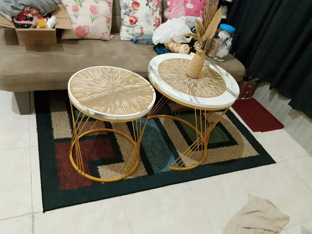Meja bunda warna putih gold