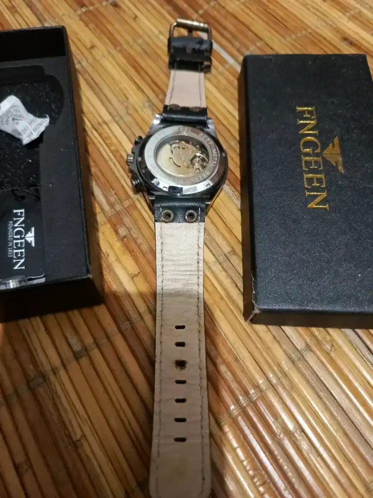 Jam tangan otomatis tanpa baterai