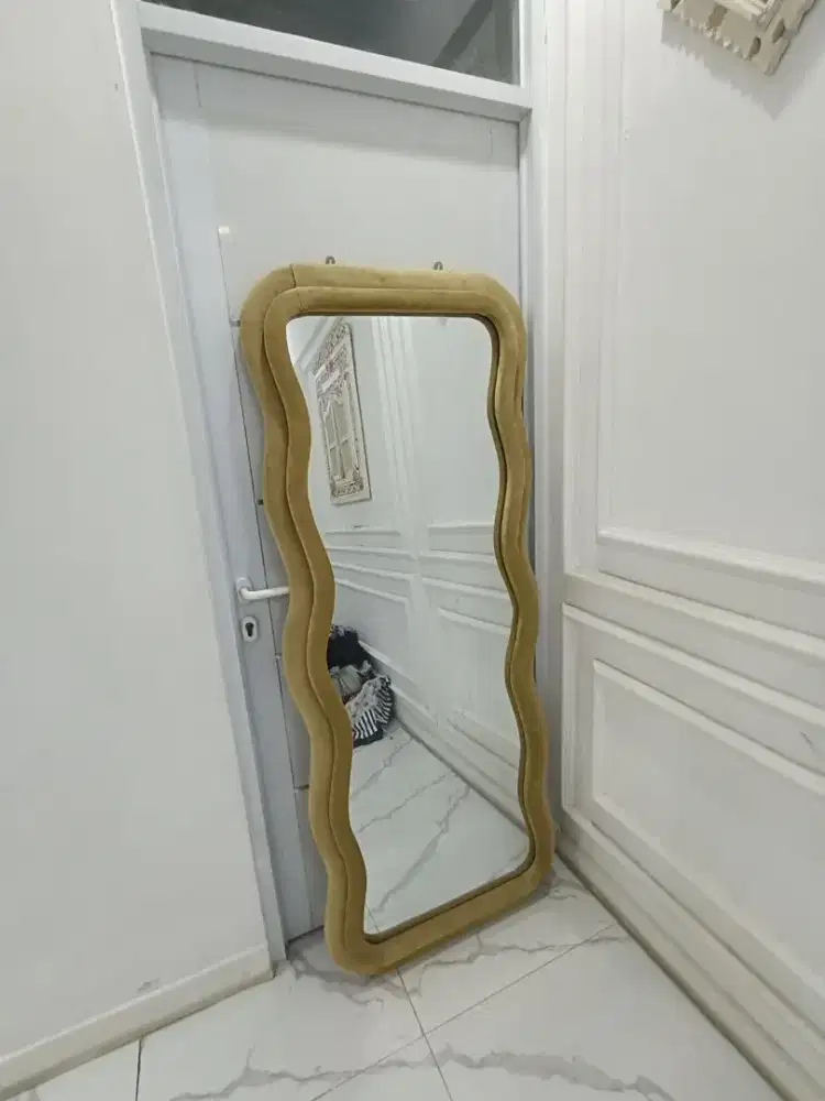 CERMIN AESTHETIC WAVY FRAME VELVET