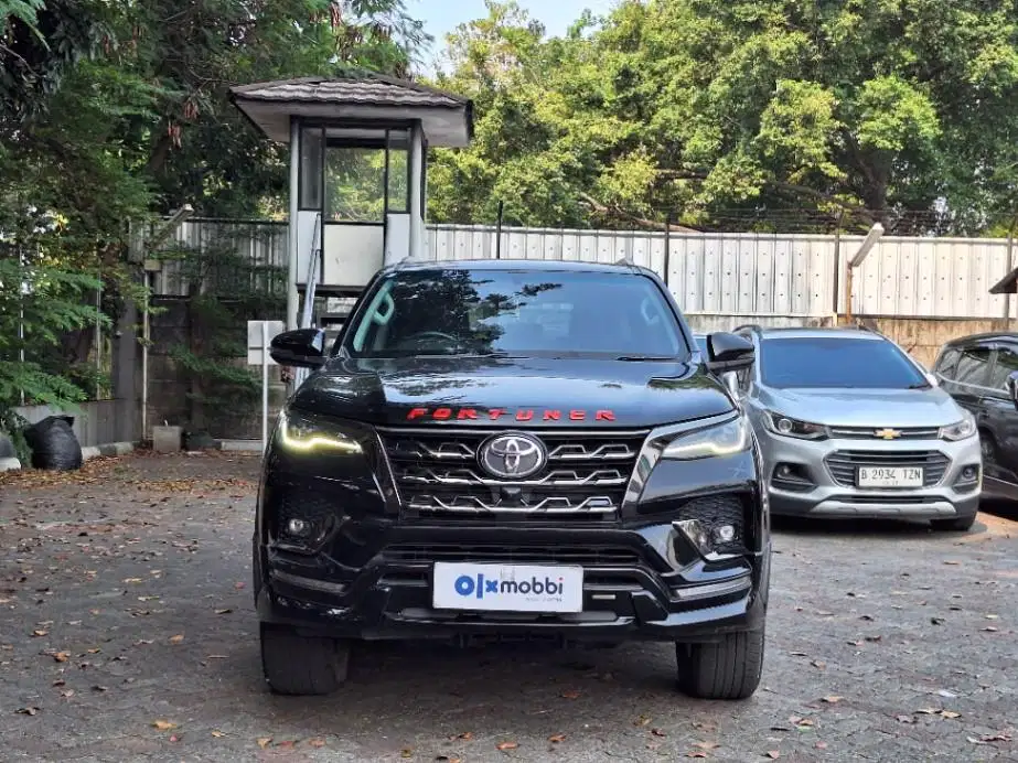 KM Rendah - Toyota Fortuner 2.8 4x2 GR Sport DSL Solar-AT 2022