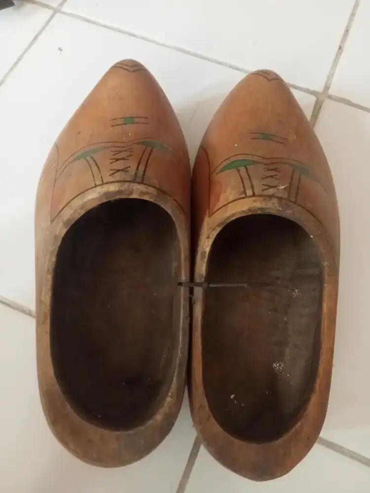 Bakiak kayu pajangan rumah