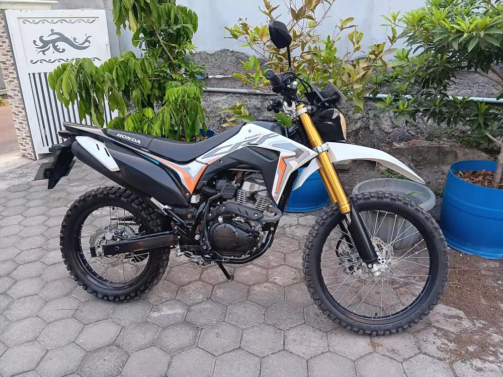 Honda CRF 2025 Putih Hitam