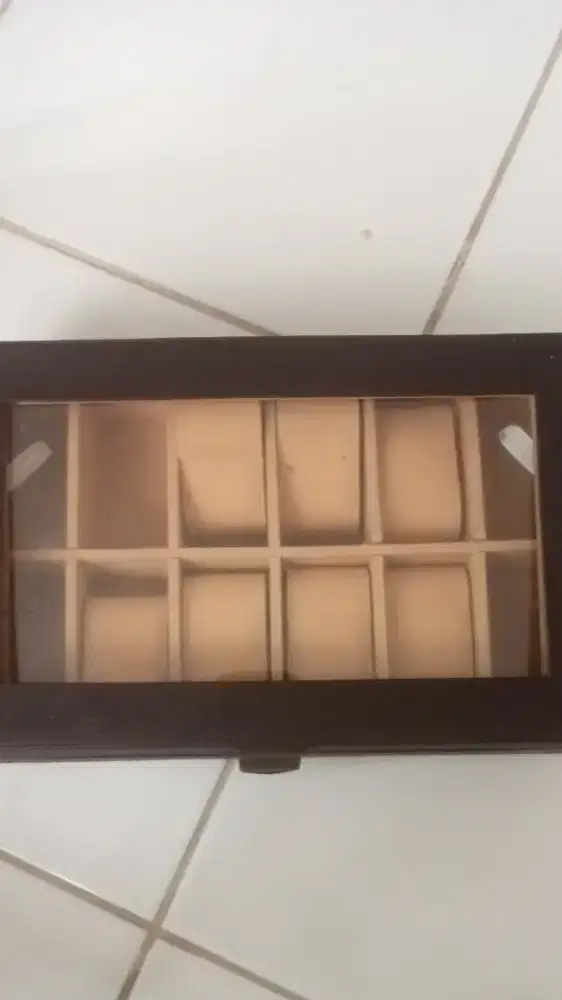 Tempat koleksi jam tangan