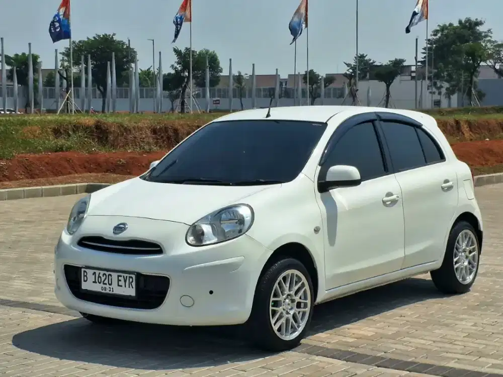 Nissan March Automatic 2013 Bensin Putih Metalik