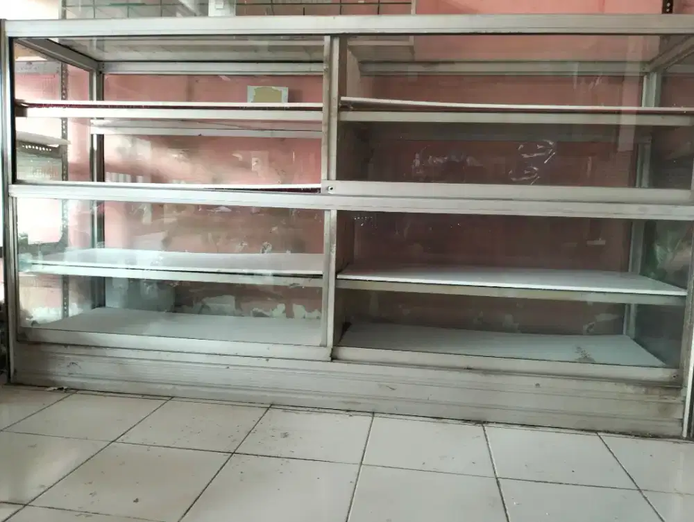 Di jual cepat etalase bekas toko atk