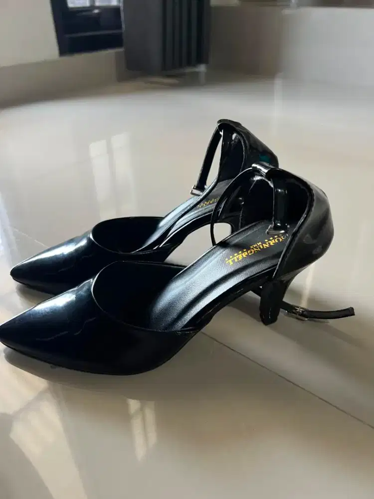 Sepatu heells ukuran 36 37 baru di pake 2x