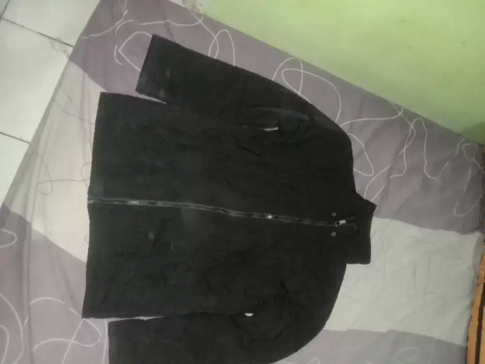 Jaket hitam tebal