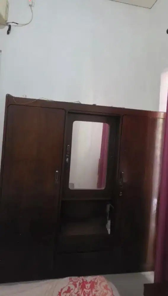 Lemari jati bekas pakai