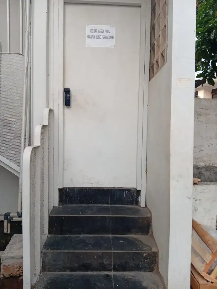 Pintu Darurat Bekas, Besi Tebal