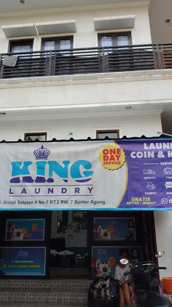 Tukang setrika uap laundry