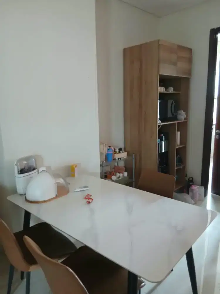 Di jual meja makan set dan rak kabinet