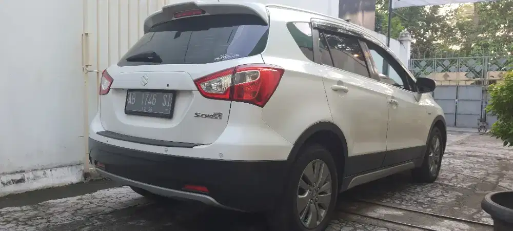 Suzuki Scross AT Matic putih
