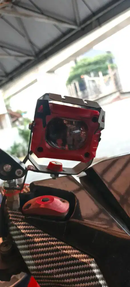 Lampu tembak kuning-putih