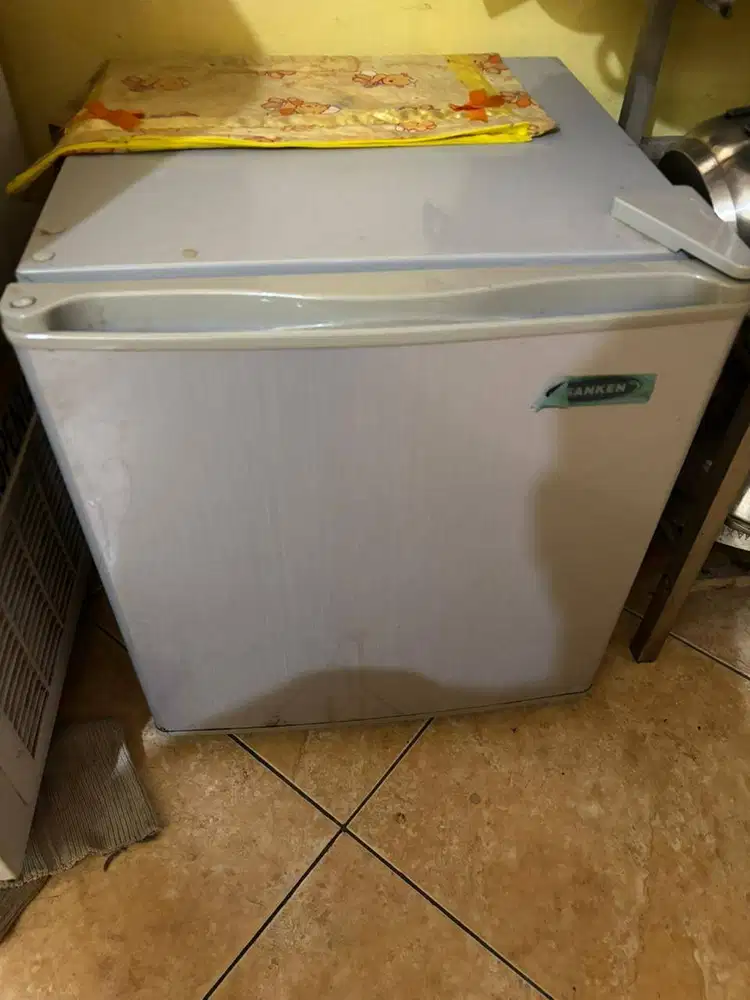 Kulkas Mini Portable SANKEN SN-118KEG