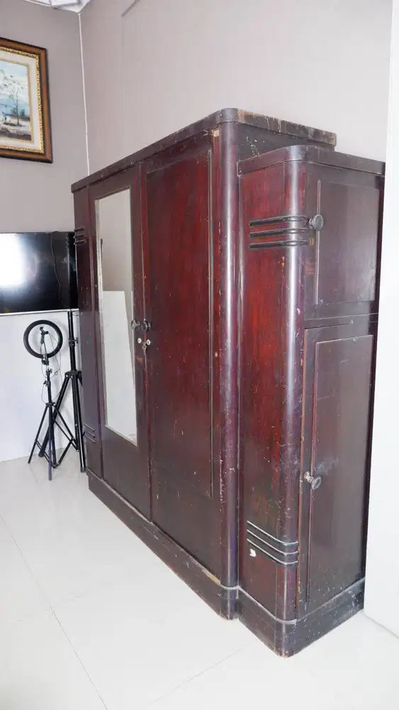 Jual Cepat: Lemari Pakaian Kayu Jati Tua Asli - Kokoh & Antik (Nego)