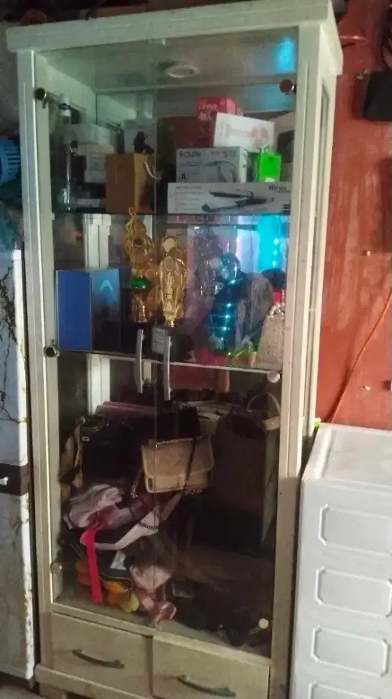 Lemari kaca atau lemari pajangan