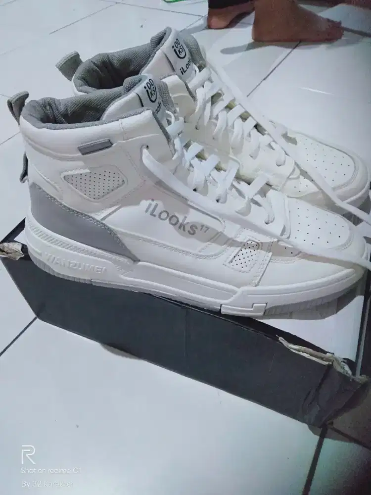 Sepatu putih, jual cepat