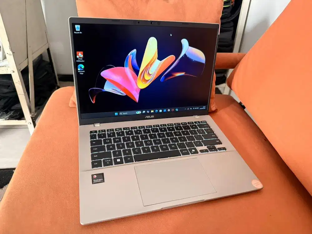 Laptop Desain Asus Vivobook A1407 SnapDragon X126100