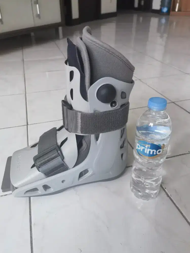 full shell walker boots / ankle brace
