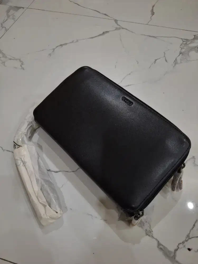TUMI NASSAU Triple Zip Clucth