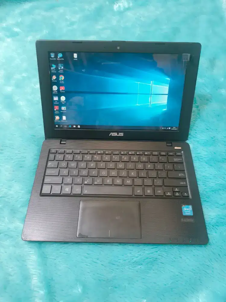 Dijual notebook asus x200ma slim,intel celeron ram 2 gb,hdd 320 gb