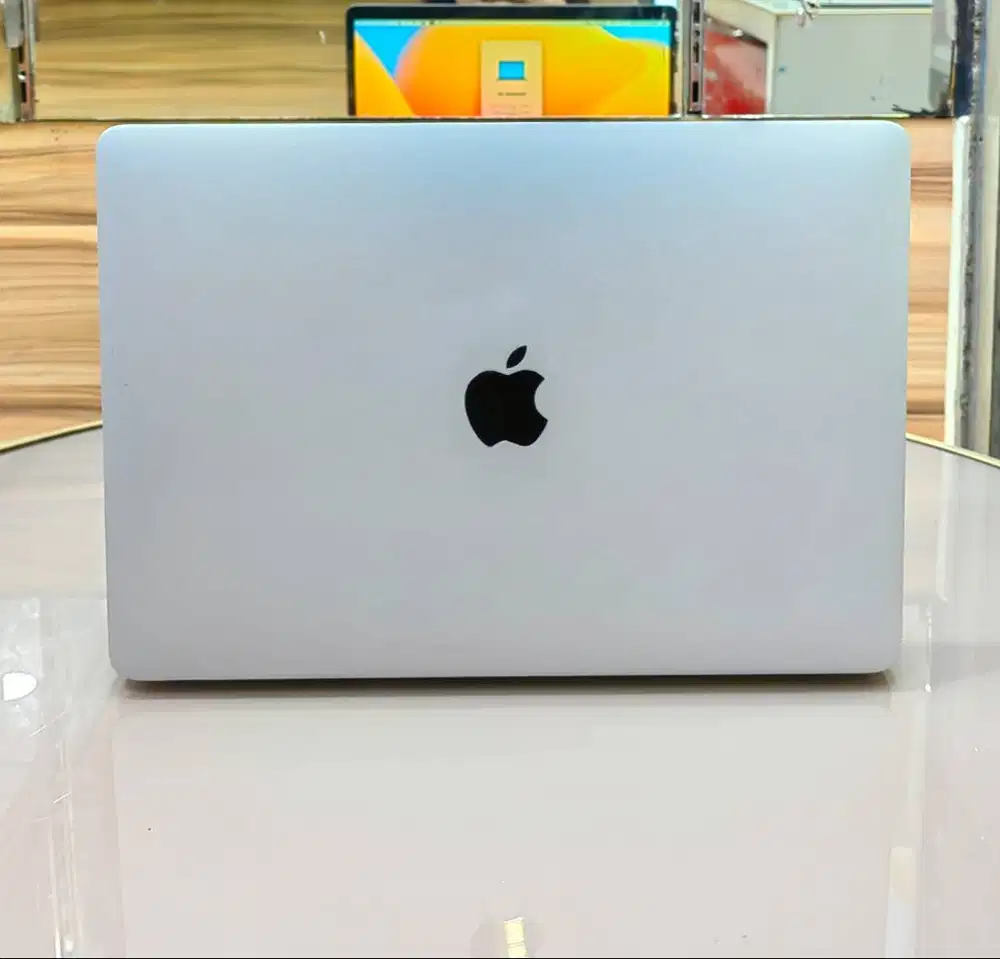 Macbook pro I5 2020 touchbar ram 16gb 512 layar 13.3inc kuliah kerja S