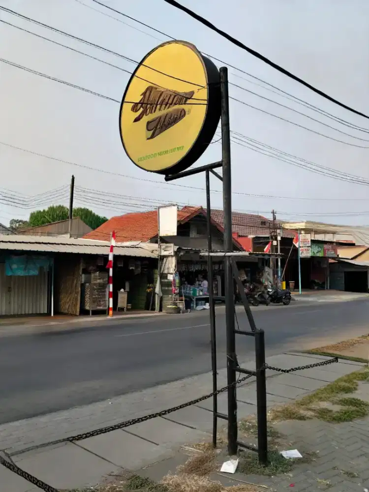 Tiang dan lampu box