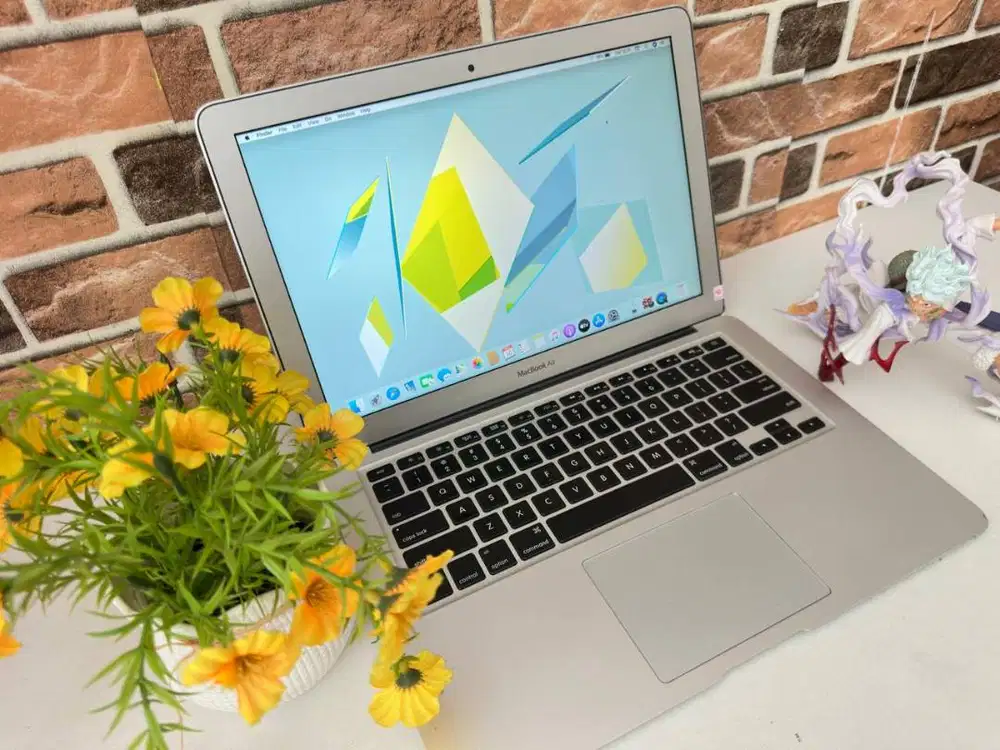 MACBOOK AIR 2012 CORE I5 RAM 4GB SSD 256GB GARANSI 1 BULAN