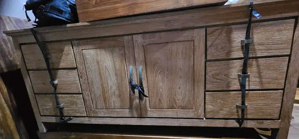 Lemari panjang untuk TV dll