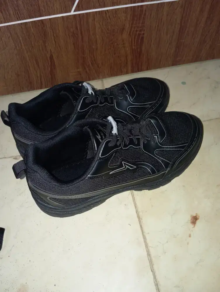 Sepatu hitam pria Ando