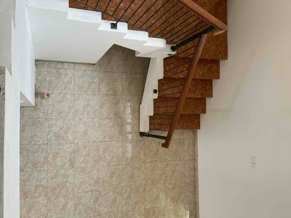 Disewakan Rumah di Raffleshills cibubur Dua Lantai, Lengkap Kitchen set