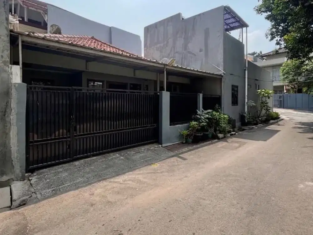 RUMAH TEBET BARAT DEPAN TAMAN