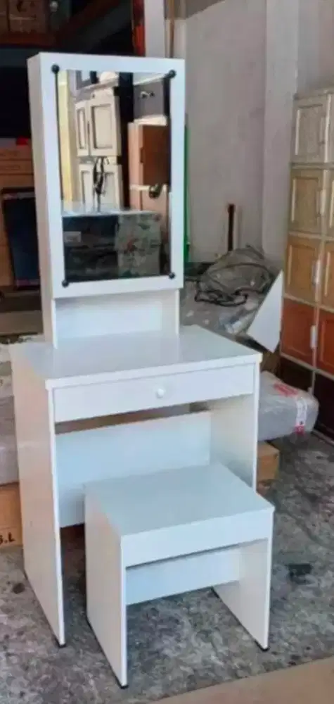 Meja rias bekas