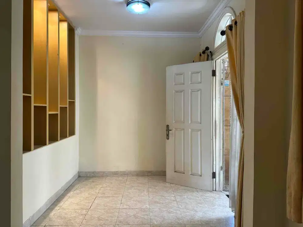Disewakan Rumah 2,5 Lantai Sudah Semi Furnish  di Raffleshills Cibubur Jakarta Timur