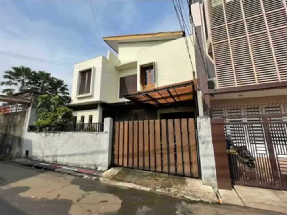 DIJUAL RUMAH 3 LANTAI + KOLAM RENANG DI TEBET