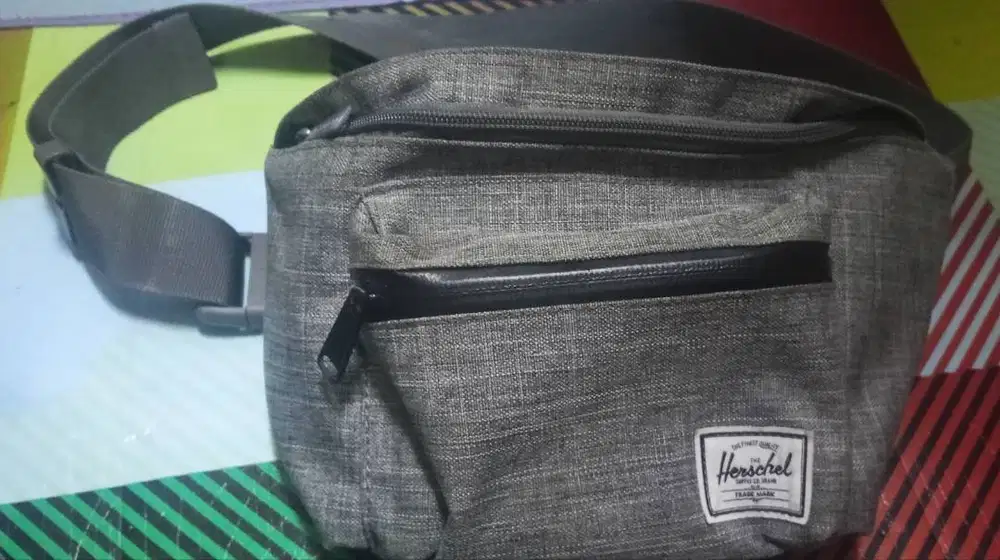 tas pinggang merk herschel kondisi 90%