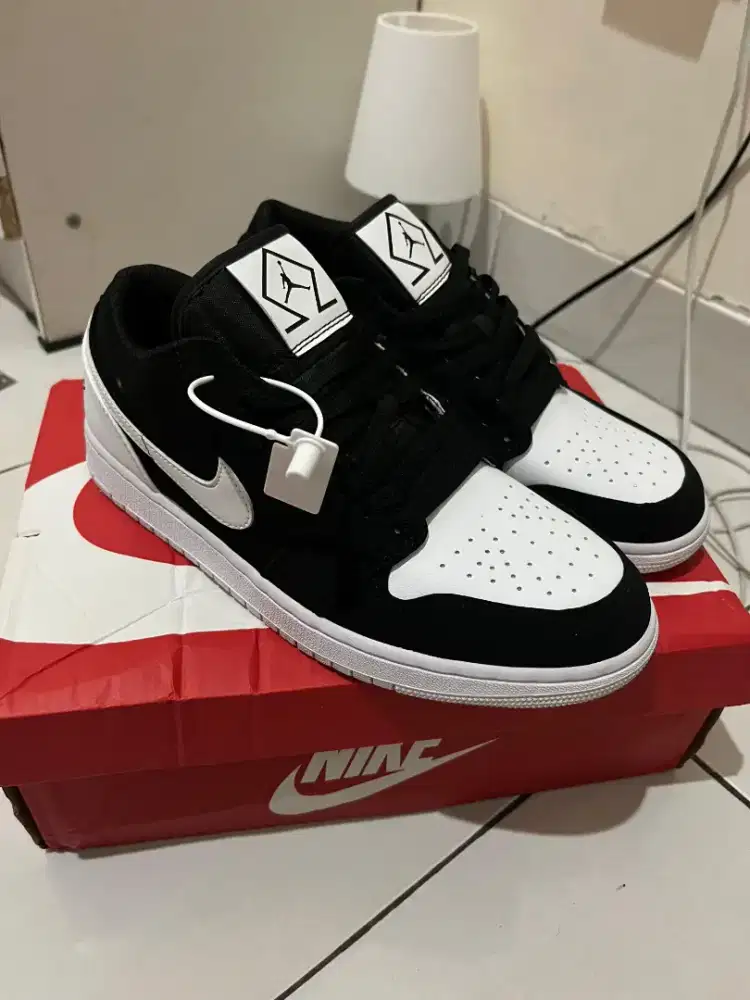 Sepatu centang hitam putih